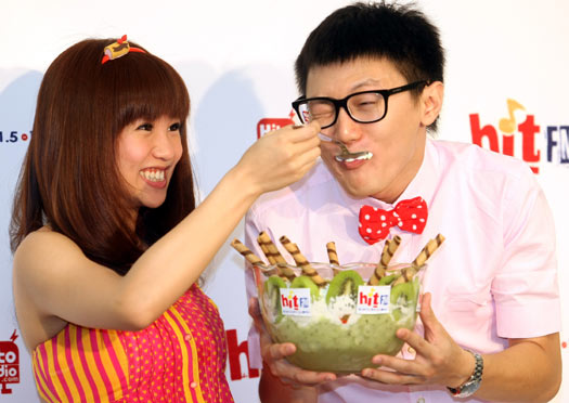 組圖：臺灣宅男女神“瑤瑤”精心調制消暑飲品