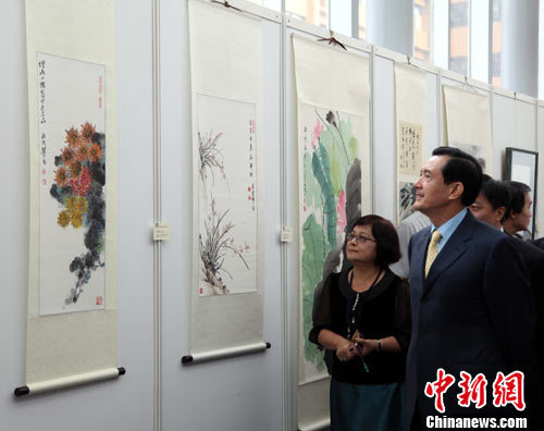 馬英九向藝文界老前輩致贈“重陽久久酒”