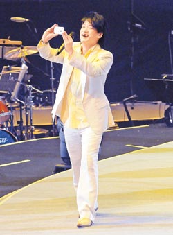 滾石紀(jì)念演唱會(huì)謝幕 周華健興奮自拍不慎摔落舞臺