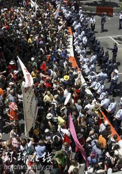 20國集團(tuán)財長會議遭3000人抗議 警察受傷