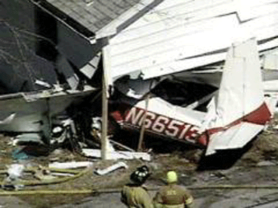 美國(guó)小飛機(jī)墜毀 可能是飛行員“導(dǎo)演”