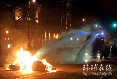 匈牙利數十萬人示威要求總理下臺 與警方發(fā)生沖突