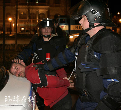 匈牙利數十萬人示威要求總理下臺 與警方發(fā)生沖突