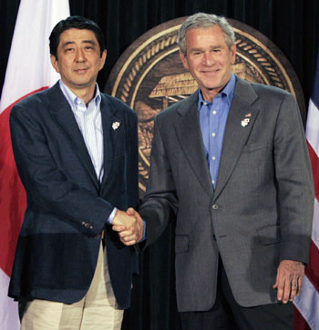 美日對朝強(qiáng)硬 布什接受安倍就慰安婦道歉