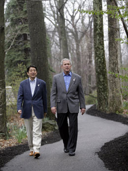 美日對朝強(qiáng)硬 布什接受安倍就慰安婦道歉