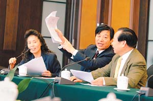 《人民日報》 ：聚焦首個“議案日”