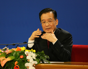 <FONT COLOR=#FF0000><b>溫家寶總理會(huì)見中外記者</b></FONT>