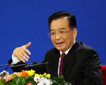 <FONT COLOR=#FF0000><b>溫家寶總理會(huì)見中外記者</b></FONT>