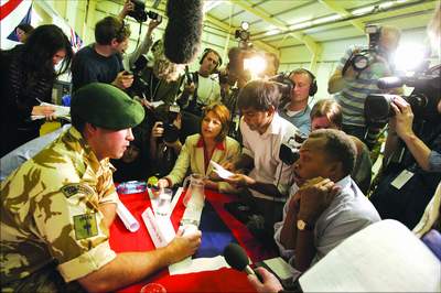 <FONT COLOR=#000000>英國：曾鼓勵被扣英兵賣故事打宣傳戰</FONT>