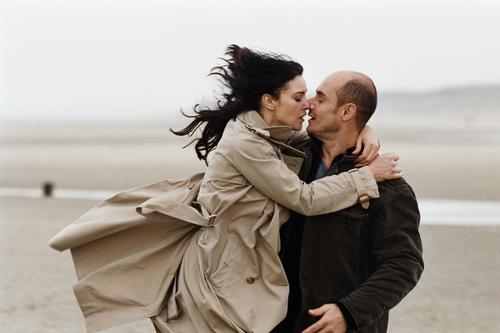 貝魯奇全裸床戲 野性媚惑(圖)