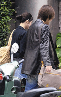 大S仔仔十指緊扣曬恩愛(圖)