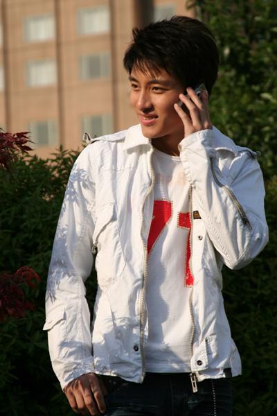 <電話>上海熱拍 筆筆攜男友現(xiàn)身(組圖)