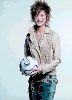 李宇春靚穎評球惹質疑(圖)