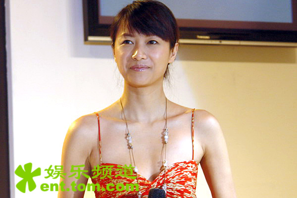 徐靜蕾現(xiàn)實(shí)地“追夢(mèng)” 為宣傳新片先開唱(圖)