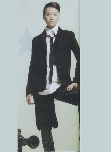 徐靜蕾寫真灑脫干練(圖)