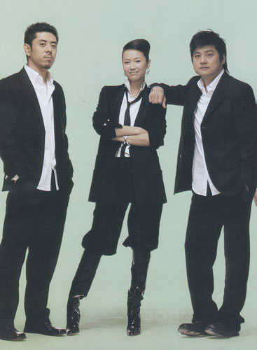 徐靜蕾寫真灑脫干練(圖)