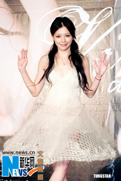 徐若瑄赤腳出場獲贈超大鉆戒