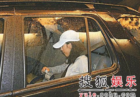 張學(xué)友夫婦補(bǔ)過(guò)生日享受燭光晚餐