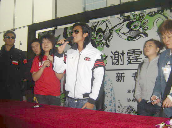 謝霆鋒宣傳新專輯“毋忘我”祝福大家幸福