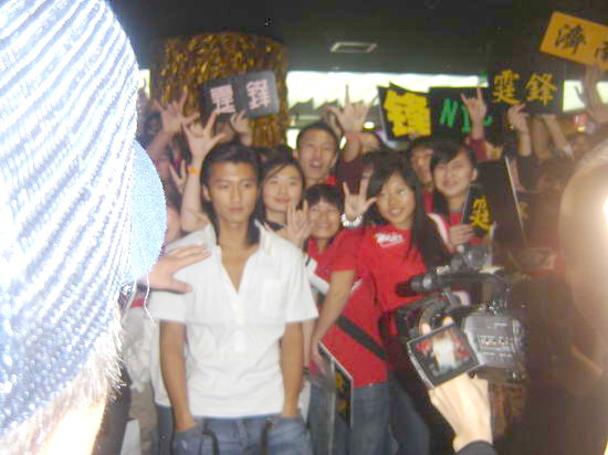 謝霆鋒宣傳新專輯“毋忘我”祝福大家幸福