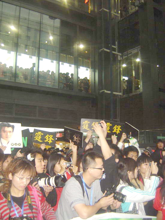 謝霆鋒宣傳新專輯“毋忘我”祝福大家幸福