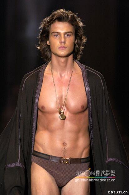 GUCCI 春季美男當?shù)?/><br/>
 </td>
</tr>

<tr>
<td></td>
</tr>
</table>

<p> </p>

<p>編輯：富文佳　來源：Tom</p>

<div width=
