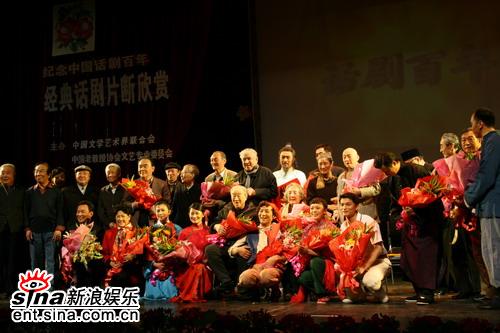 用奉獻(xiàn)見(jiàn)證百年歷史 用生命鑄造“話劇魂”(圖)