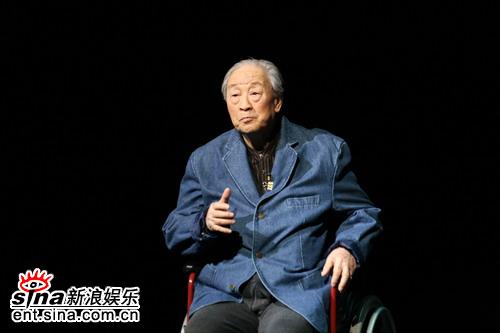 用奉獻(xiàn)見(jiàn)證百年歷史 用生命鑄造“話劇魂”(圖)