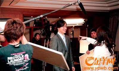 裴勇俊現身大飯店現場 《情定大飯店》19日首播