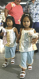 美兩對夫婦收養中國女孩 孩子竟是親姐妹