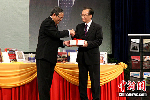 總理與馬來亞大學(xué)師生交流