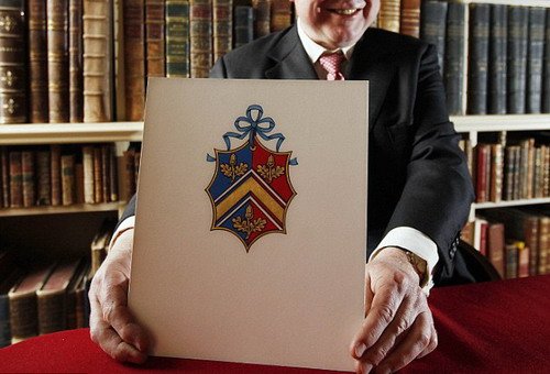 英準王妃全家獲專屬盾形徽章 圖案簡單橡樹果為主