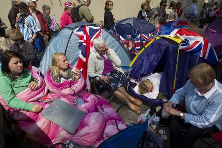 倫敦上萬市民聚集威廉婚禮路線兩側觀看盛典（圖）