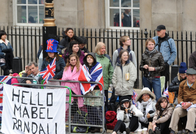 倫敦上萬市民聚集威廉婚禮路線兩側觀看盛典（圖）
