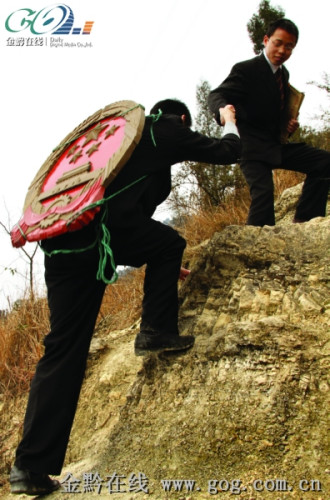 法官背國徽走山路到田間地頭開庭