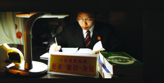 法官背國徽走山路到田間地頭開庭