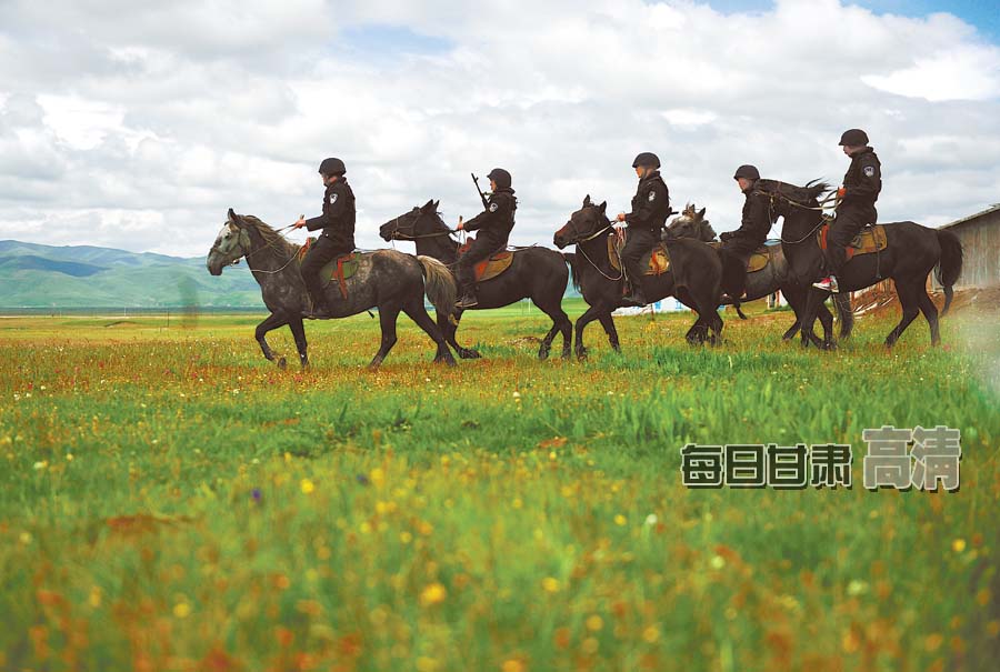 走近甘肅第一支草原騎警大隊(組圖)