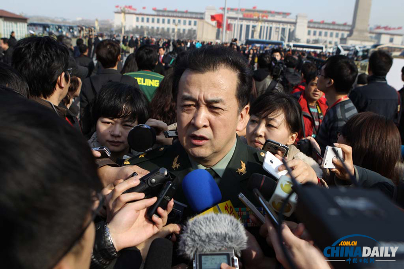 全國政協委員遭遇媒體記者圍堵采訪