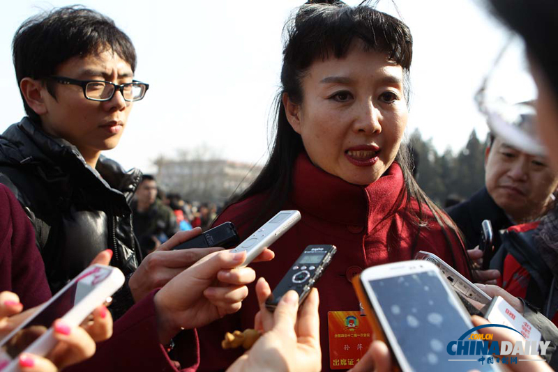 全國(guó)政協(xié)委員遭遇媒體記者圍堵采訪