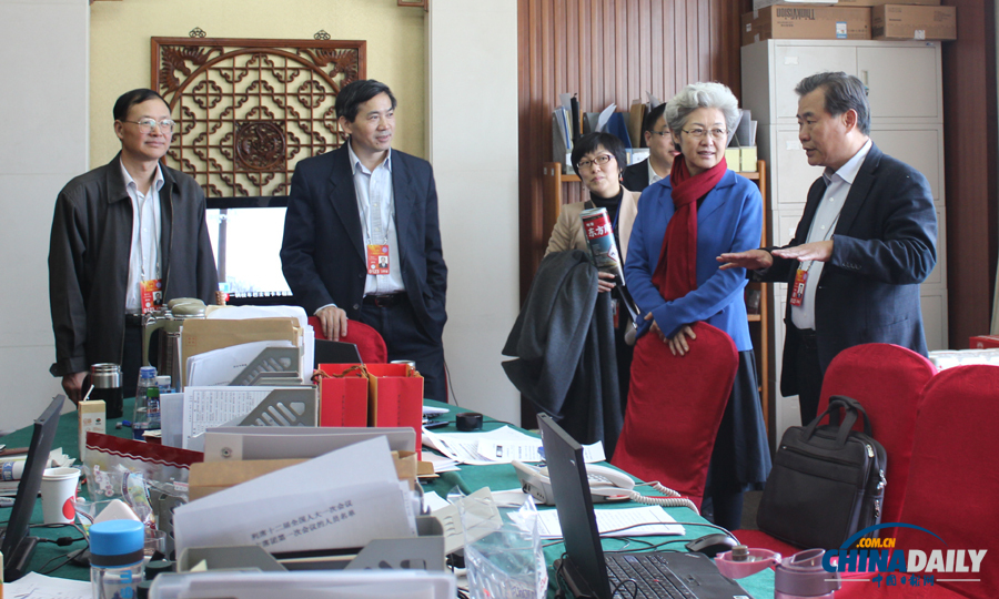 十二屆全國(guó)人大一次會(huì)議副秘書長(zhǎng)、新聞發(fā)言人傅瑩看望媒體工作者