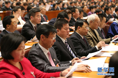 人大會(huì)議開(kāi)幕 代表委員聽(tīng)取政府工作報(bào)告