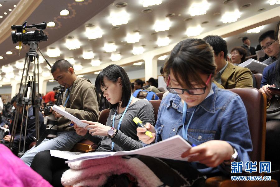 十二屆全國人大一次會議舉行第次全體會議