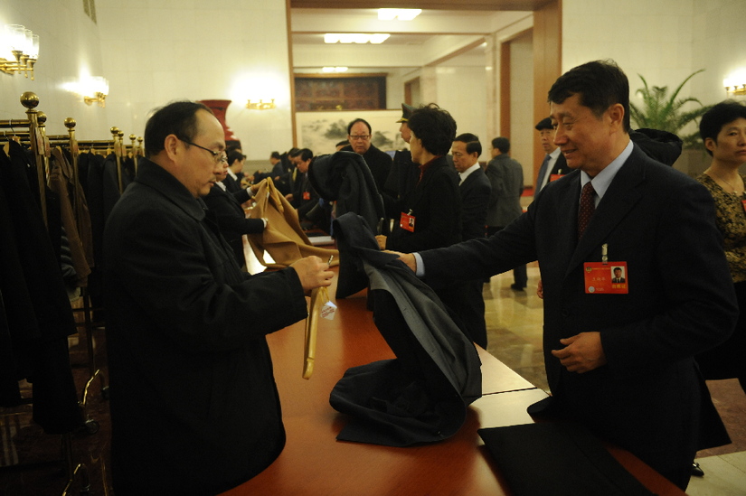 出席全國政協(xié)十二屆二次會議開幕會的委員陸續(xù)進(jìn)場
