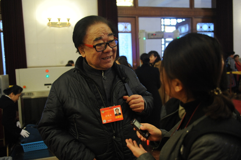 出席全國政協(xié)十二屆二次會議開幕會的委員陸續(xù)進場