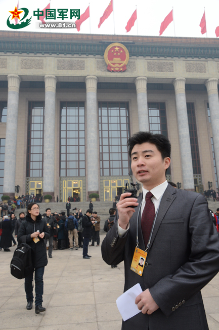 被記者“重重包圍”的軍隊政協委員們