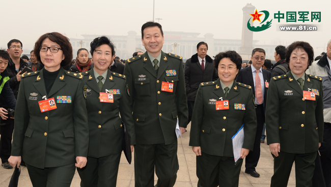 被記者“重重包圍”的軍隊政協委員們