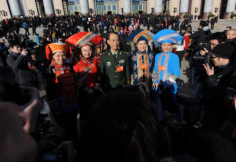 少數(shù)民族代表身著民族服裝出席大會(huì)