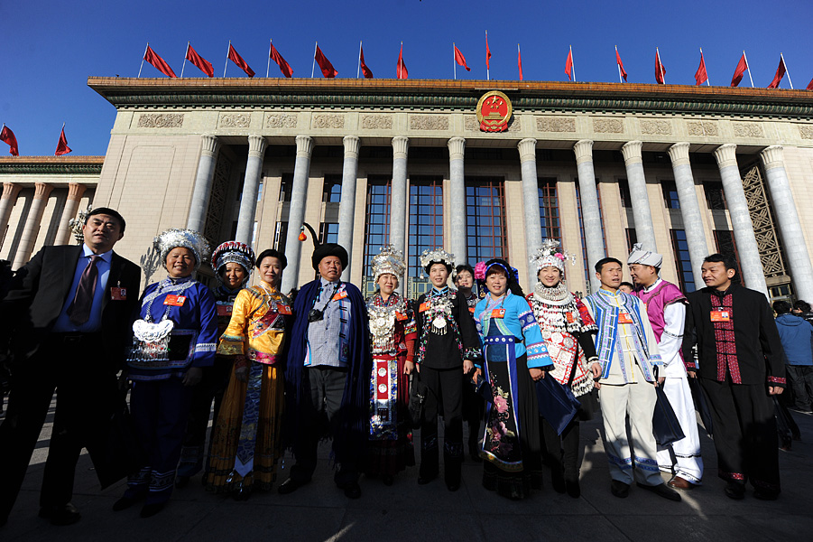 少數民族代表身著民族服裝出席大會