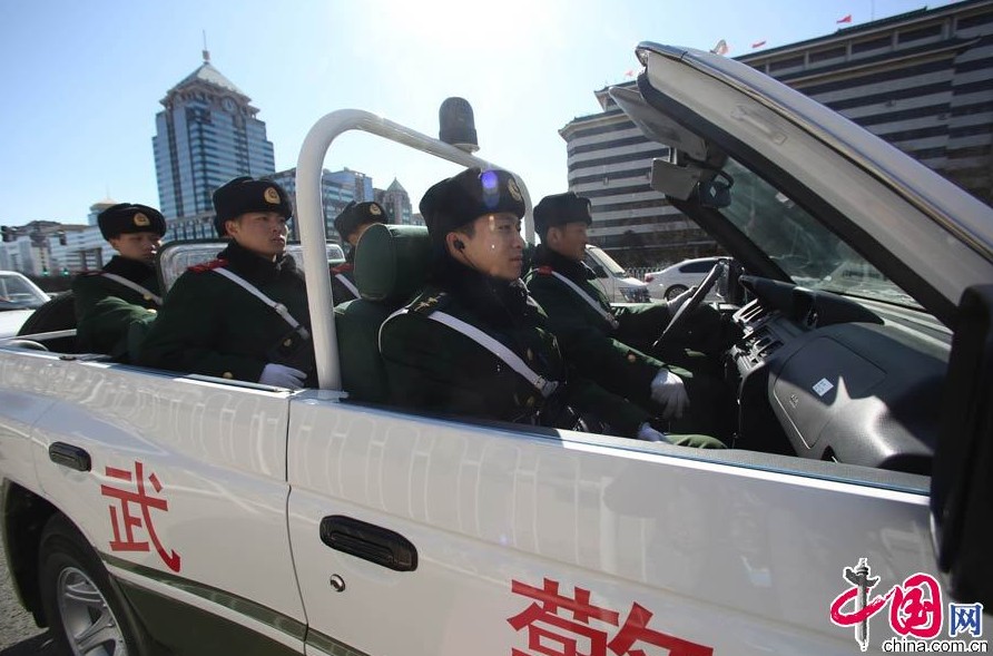 盤點守衛兩會的“帥哥型男”
