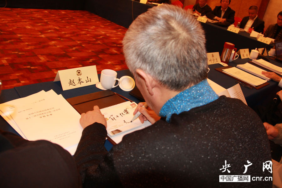 劉翔簽“我愛你們”寄語女同胞